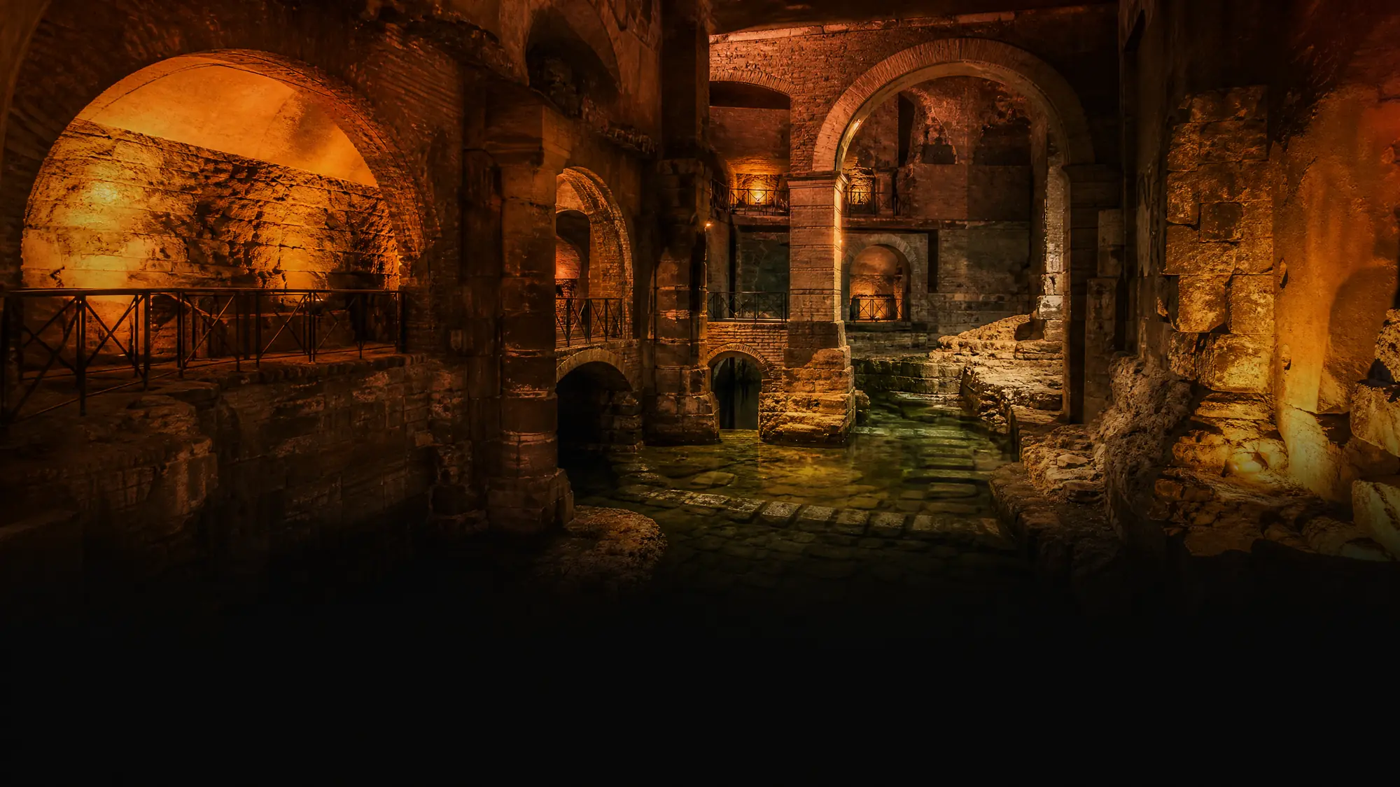 Explora un mundo subterráneo de ruinas romanas, calles enterradas y ríos antiguos ocultos bajo la ciudad moderna.