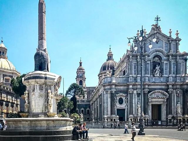Piazza del Duomo in Catania mit dem Elefantenbrunnen und der Kathedrale von Catania.