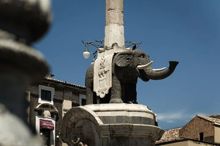 Nahaufnahme der Statue des Elefantenbrunnens in Catania mit einem Obelisken darüber.