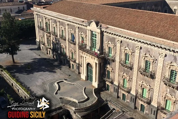 Ansicht von oben auf eine große, prunkvolle Gebäudefassade in Catania.