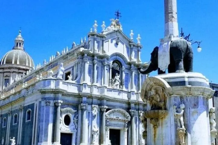 Der Dom von Catania und der Elefantenbrunnen an der Piazza del Duomo an einem sonnigen Tag.